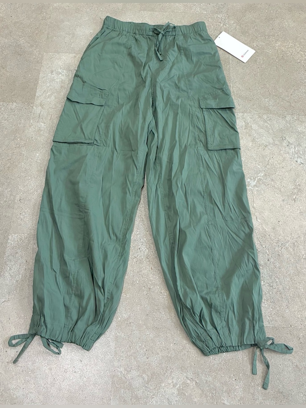 NWT Women’s LULULEMON Cargo Pants, sz Small….Retail $148
